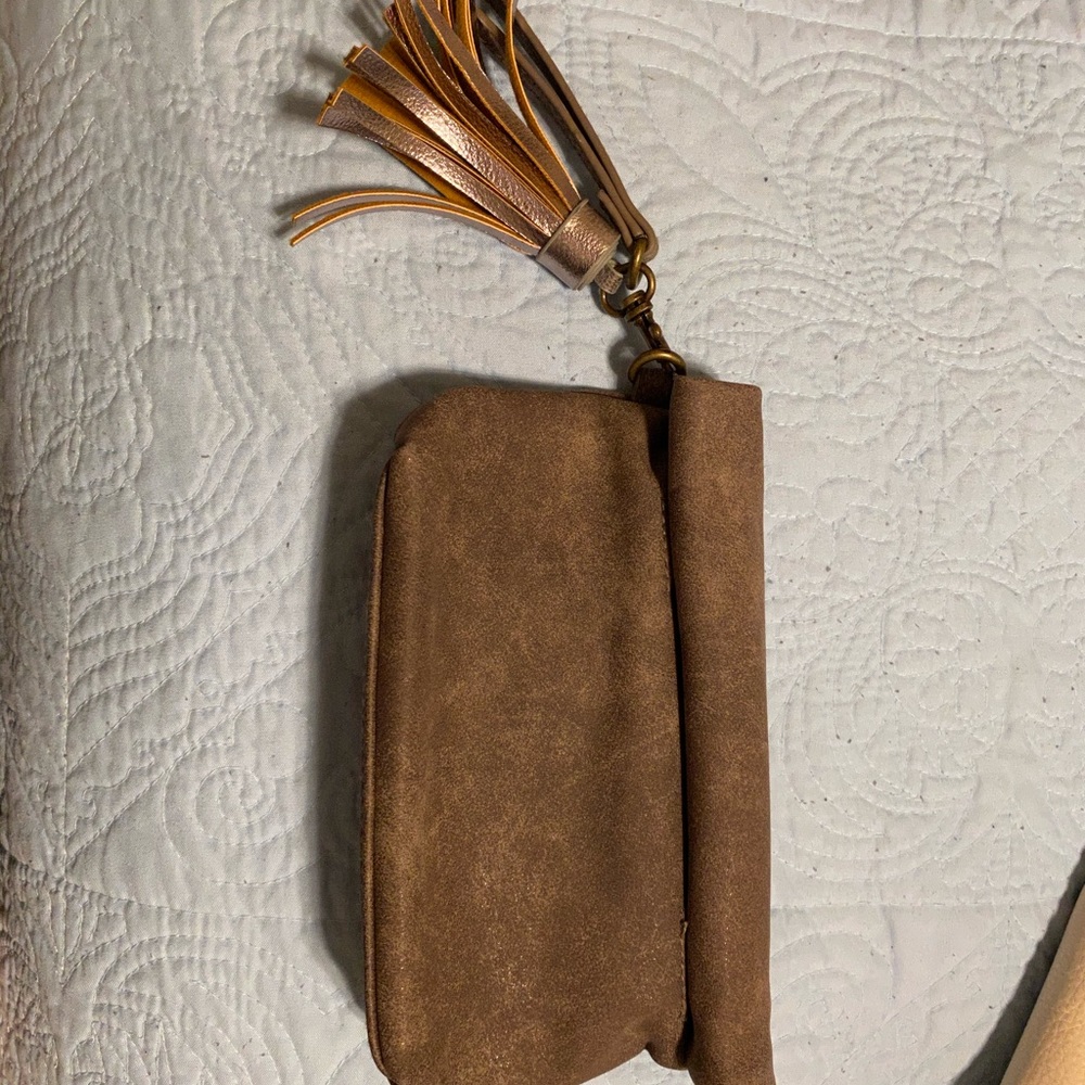 Magnetic roll pouch